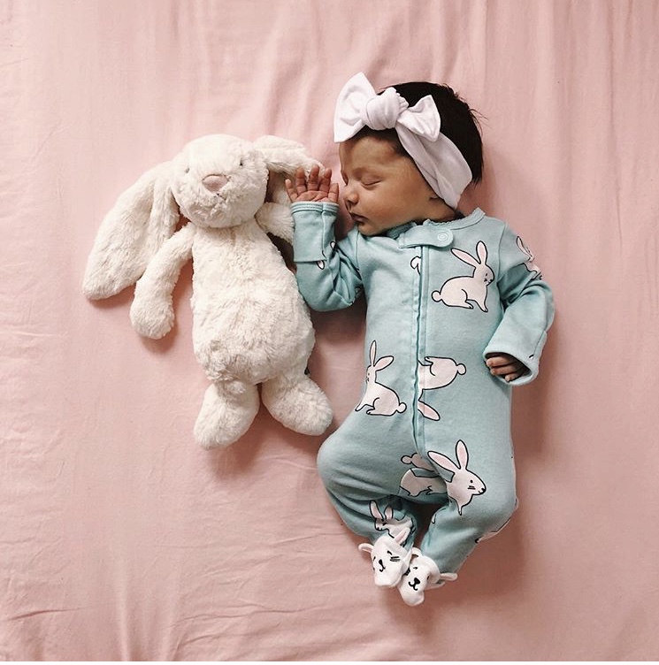 Wesoły Króliczek z Choinką 18 cm JellyCat - obrazek 3