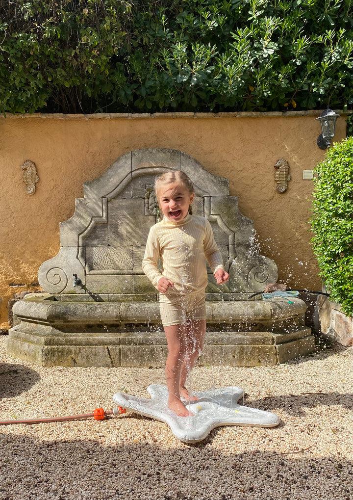 Mata wodna zraszająca dla dzieci do ogrodu Seashel | Vanilla Copenhagen - obrazek 2